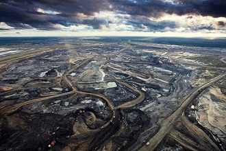 Syncrude Aurora Oil Sands Mine/Credit: Elias Schewel. T