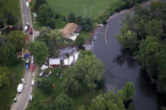 Cleanup of the Enbridge pipeline Kalamazoo River oil spill in 2010. Credit: State of Michigan