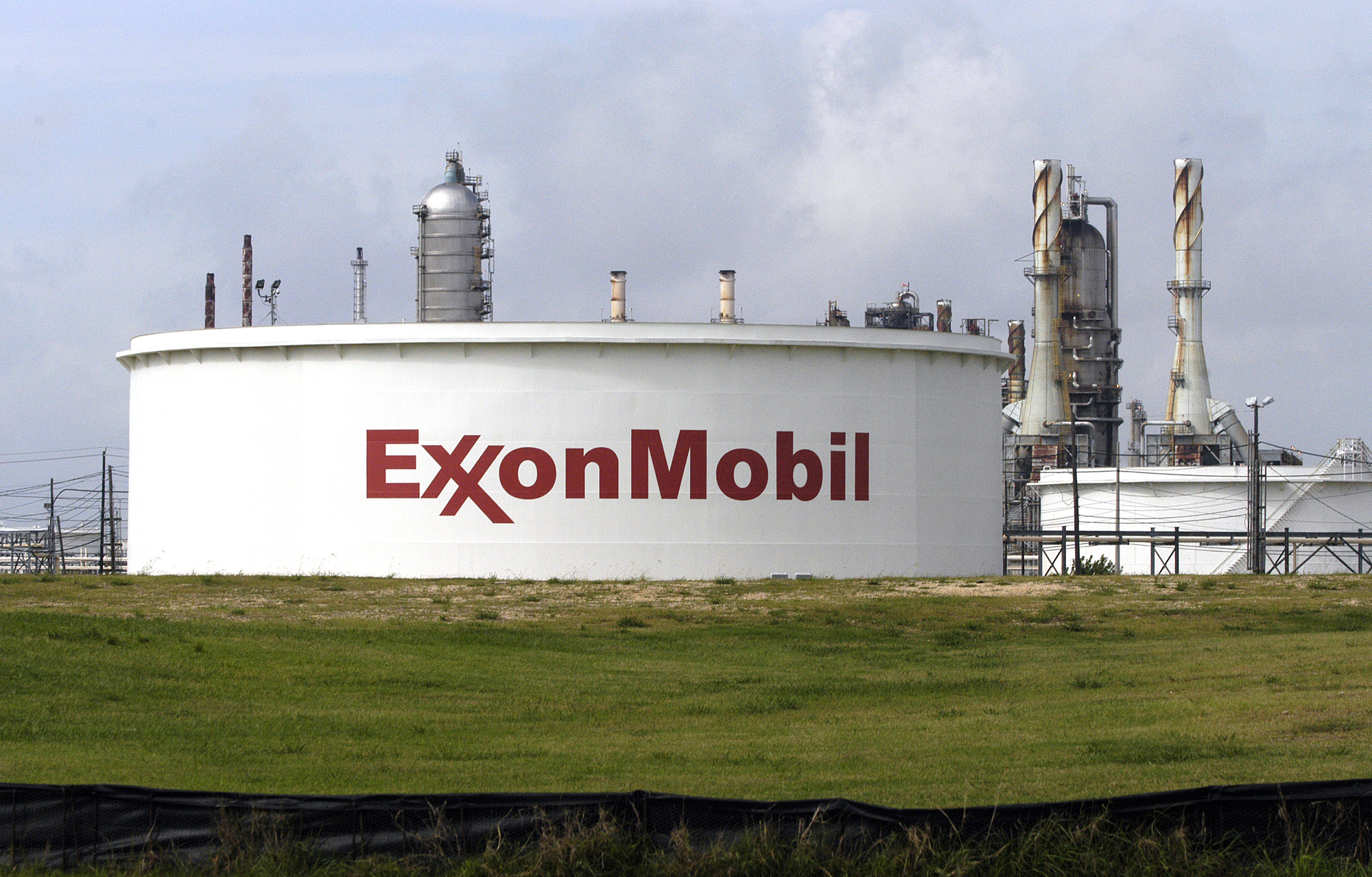 Exxon магазин. Нефтяная компания эксон. Exxonmobil dubai. Exxon mobil corporation логотип. Exxonmobil завод.