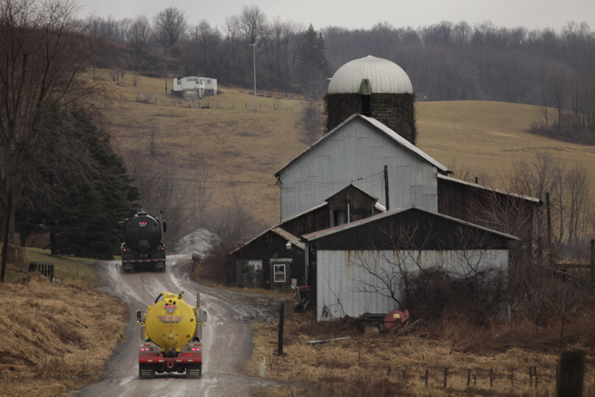 A fracking operation takes place on leased farm land near Dimock, Pennsylvania, where dairy farms used to dominate. Credit: Carolyn Cole/Los Angeles Times via Getty Images.