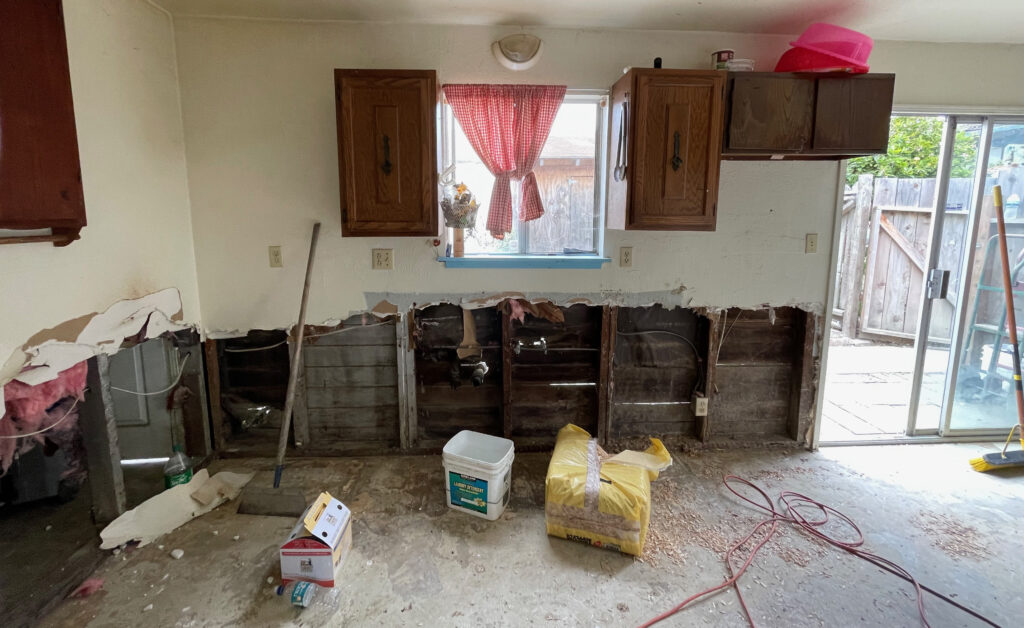 La desastrosa inundación de Pájaro volvió inhabitable la casa que Emilio Vásquez alquilaba con su familia. Todavía no saben cuándo podrán volver a vivir ahí. Crédito: Liza Gross