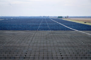 The City of Chicago helped fund the Double Black Diamond Solar Field near Waverly, Ill., to reach its goal of reducing the city’s carbon emissions. Credit: Patrick L. Pyszka/City of Chicago