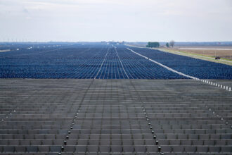 The City of Chicago helped fund the Double Black Diamond Solar Field near Waverly, Ill., to reach its goal of reducing the city’s carbon emissions. Credit: Patrick L. Pyszka/City of Chicago