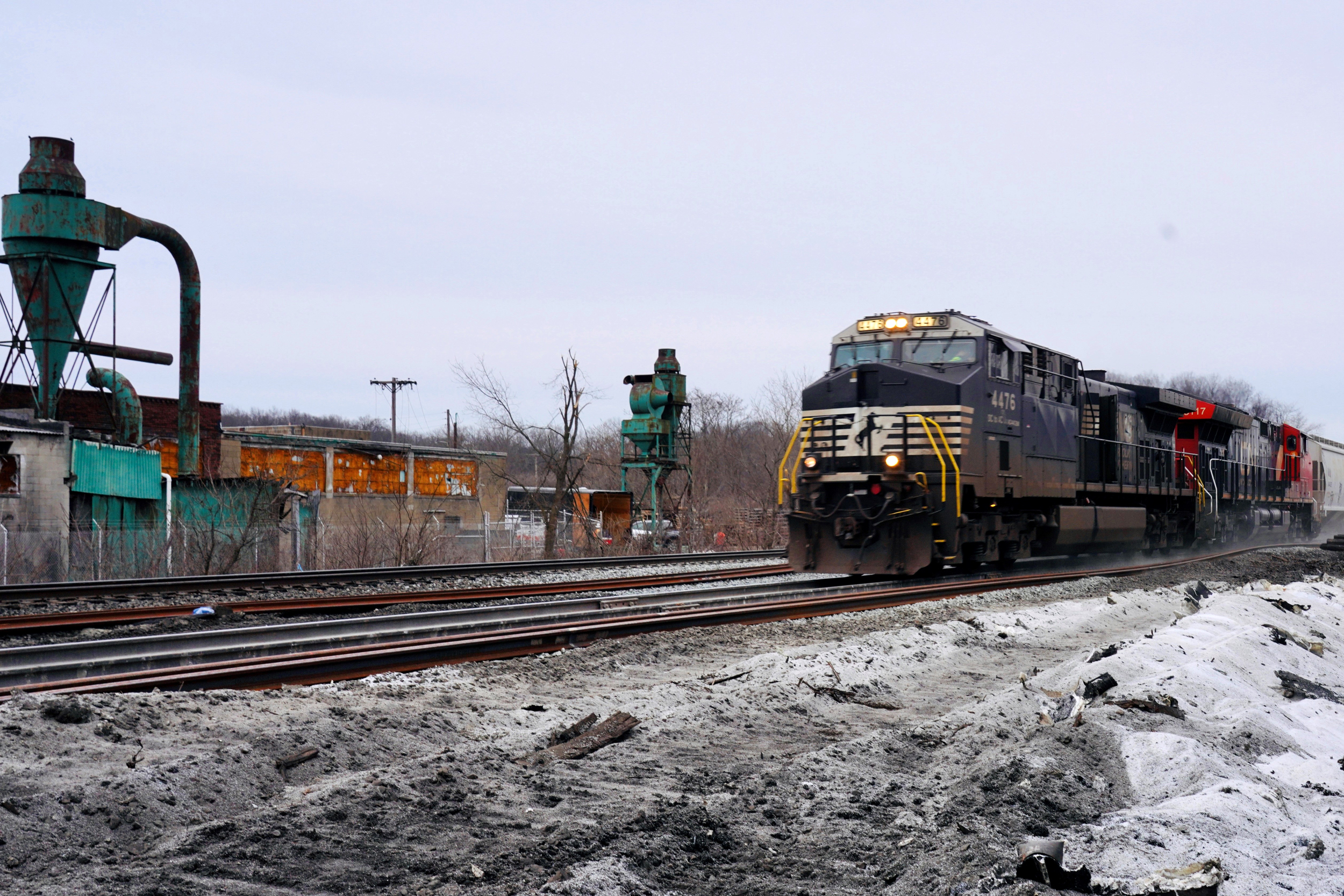 A Norfolk Southern freight train runs past the site of the February 2023 derailment on the outskirts of East Palestine, Ohio. Credit: Phil Zhang/Xinhua via Getty Images