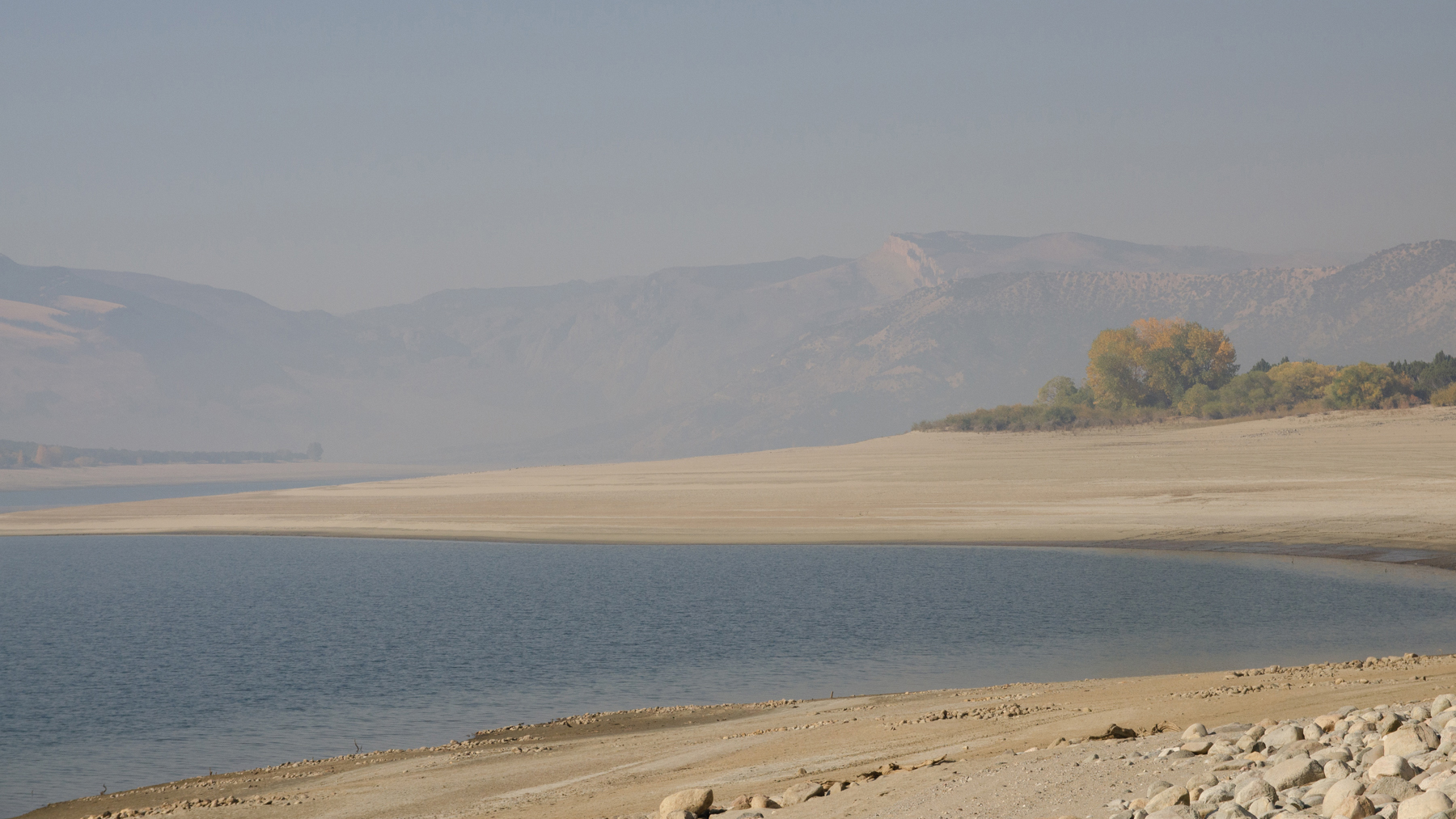 Bull Lake sits depleted as wildfire smoke fills the Wind River mountains. Credit: Jake Bolster/Inside Climate News