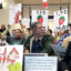 Manifestantes con pancartas contra el pesticida cancerígeno 1,3-D durante una audiencia sobre la propuesta de acción regulatoria el 16 de enero en Salinas, California. Crédito: Liza Gross/Inside Climate News