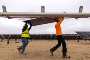 Workers install solar panels for the Los Angeles Department of Water and Power’s solar and battery storage plant in the Mojave Desert of Kern County on Nov. 25, 2024. Credit: Brian van der Brug/Los Angeles Times via Getty Images