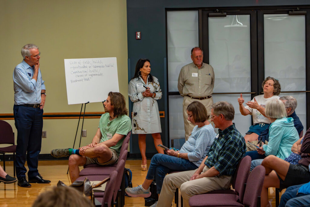 A resident questions Samford University Vice President Colin Coyne about the Creekside development project. Credit: Lee Hedgepeth/Inside Climate News