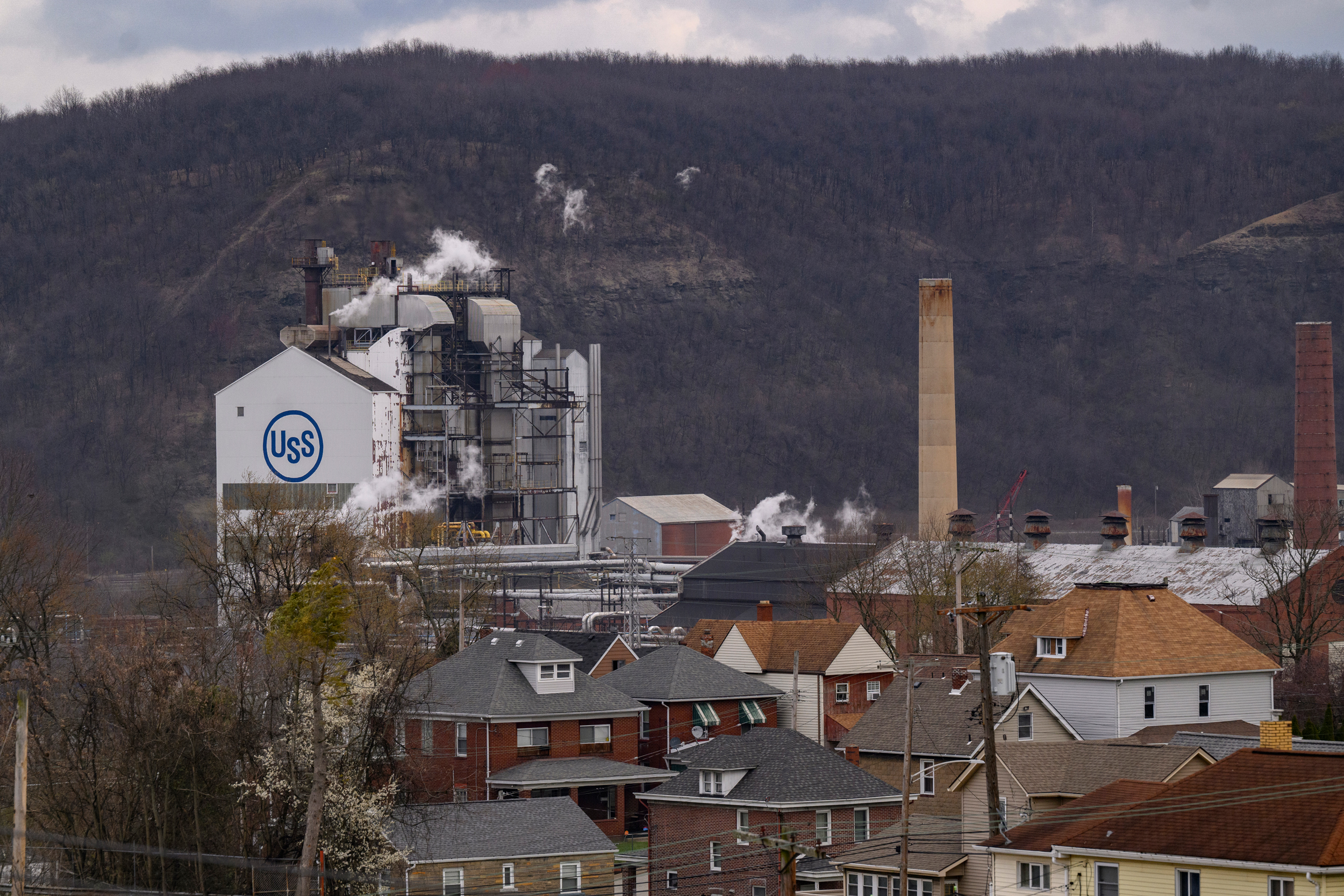 U.S. Steel’s Clairton Coke Works is seen in the background of a neighborhood in Clairton, Pa. Credit: Jeff Swensen/Getty Images