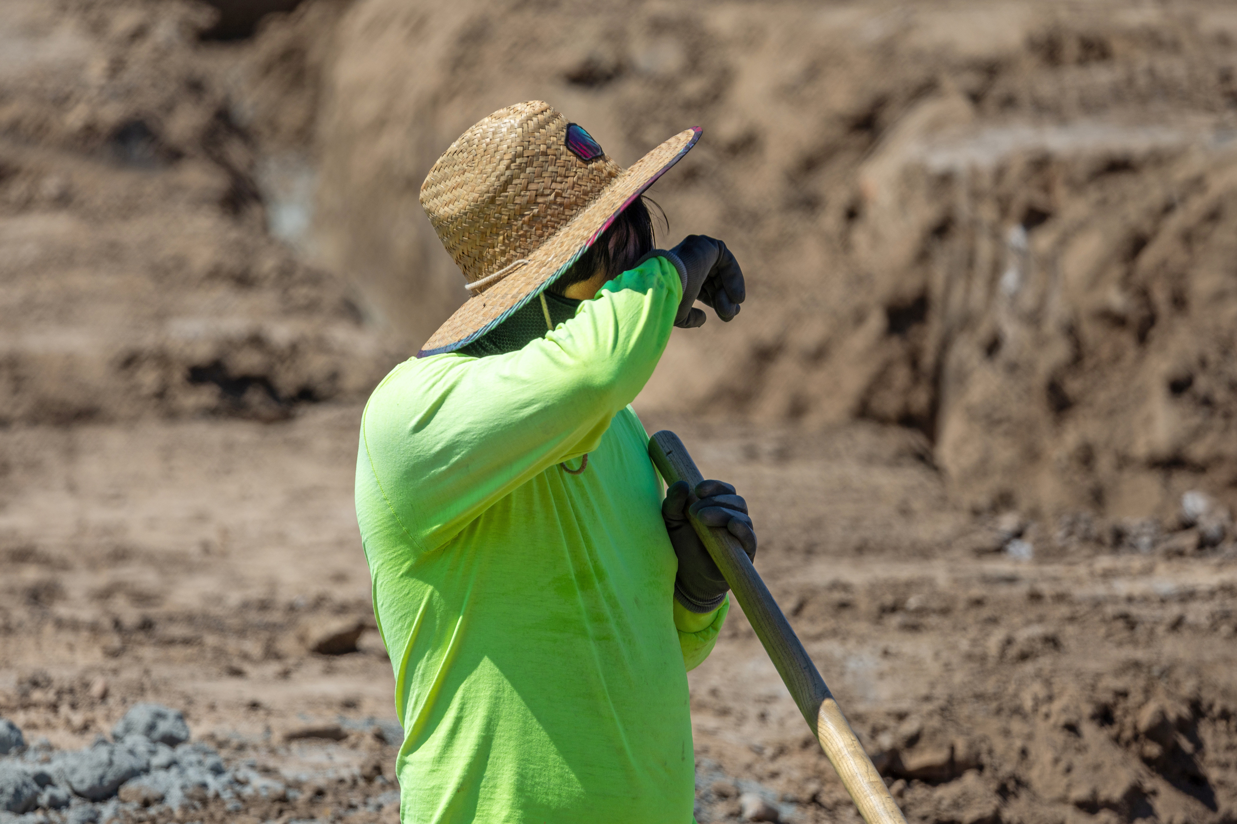 A construction worker takes a break to wipe his brow while digging a trench amidst a heat wave in Irvine, Calif., on Sept. 5, 2024. Credit: Allen J. Schaben/Los Angeles Times via Getty Images