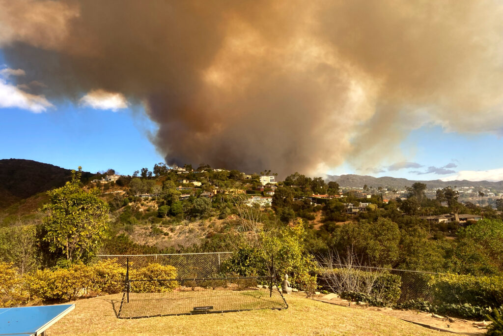 The Palisades Fire as seen at around 11 am on Jan. 7  from the backyard of 262 Quadro Vecchio Drive. Credit: Courtesy of Winter Reign