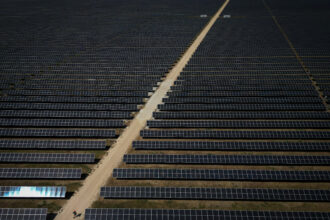 The Blue Jay solar and storage plant in Iola, Texas. Credit: Jon Shapley/Houston Chronicle via Getty Images.