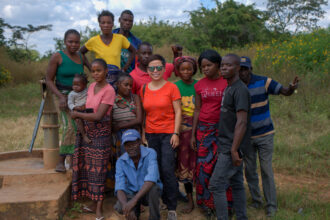 Jingjing Zhang meets with community members in Kalusale, Zambia. Credit: Katie Surma/Inside Climate News