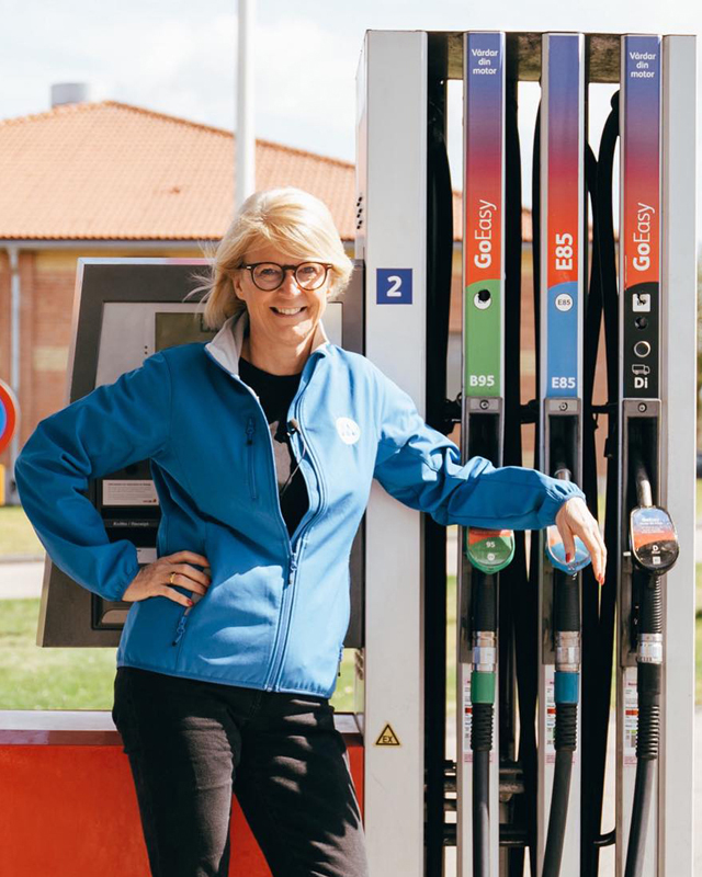 Elisabeth Svantesson, Sweden's finance minister, celebrates the fact that gasoline prices have almost halved in June 2025. Source: Elisabeth Svantesson official Facebook profile