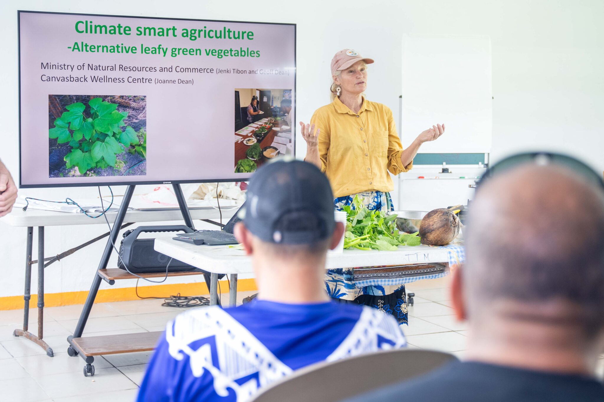 Jo Dean, a volunteer from Australia, talks to Laura farmers about the benefits of eating locally grown greens to help address chronic diet issues in the Marshall Islands. Some of the leaves grow wild there, but are rarely eaten. Credit: Chewy Lin/Civil Beat