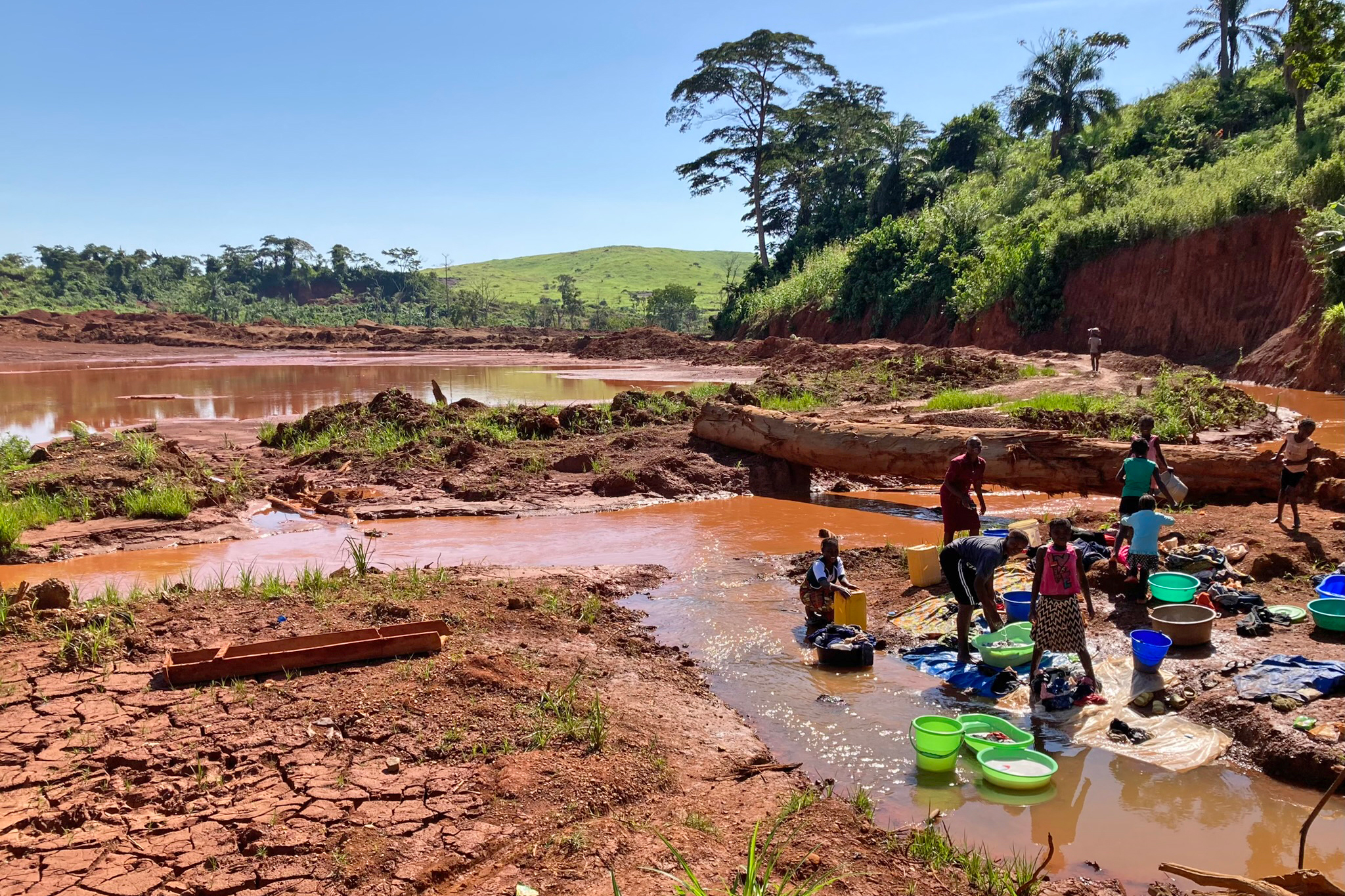 Women and girls wash clothes in an abandoned semi-industrial gold mining site in Haut-Uélé province, DRC. Credit: Courtesy of PAX