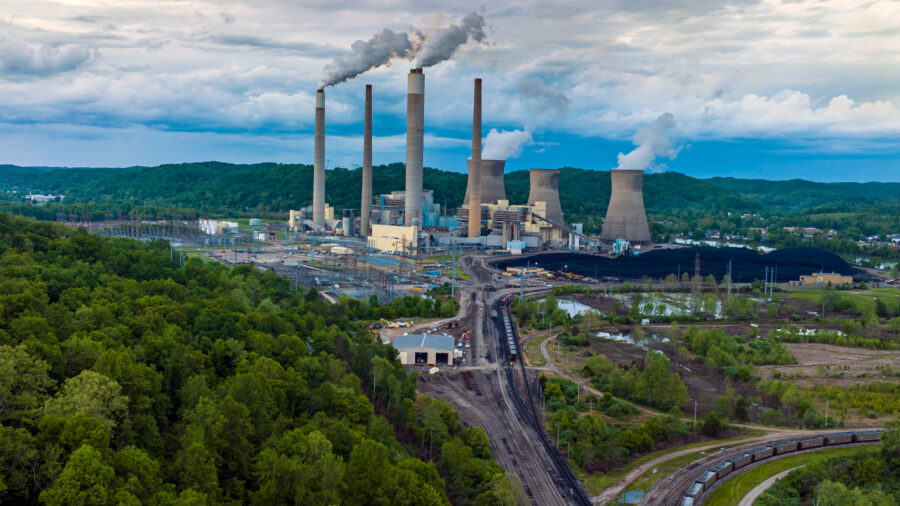The coal-fired John E. Amos Power Plant in West Virginia. Credit: Joseph Sohm/Visions of America via Getty Images