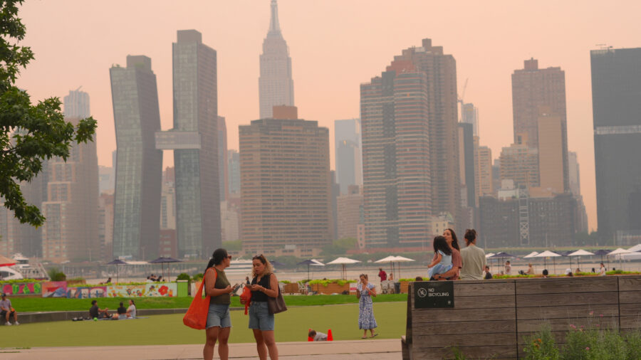 A thick haze blankets New York City as smoke from Canadian wildfires impacts air quality on August 5. Credit: Selcuk Acar/Anadolu via Getty Images