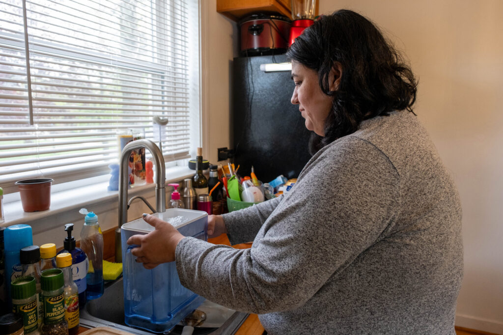 Gina Ramírez filtra el agua que sale de la llave en su hogar en el lado suroeste de Chicago.