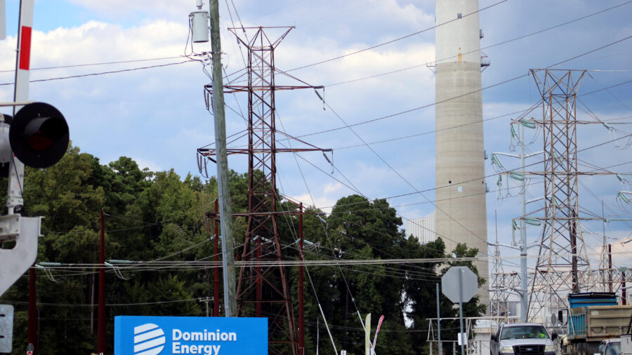 Transmission lines stand in front of Dominion Energy’s Chesterfield Power Station in Chesterfield, Va. Credit: Charles Paullin/Inside Climate News