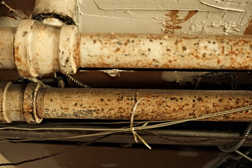 lgunas de las tuberías de plomo originales en la casa de Colton Wyatt en Lincoln Square, Chicago, el viernes 18 de julio de 2025.