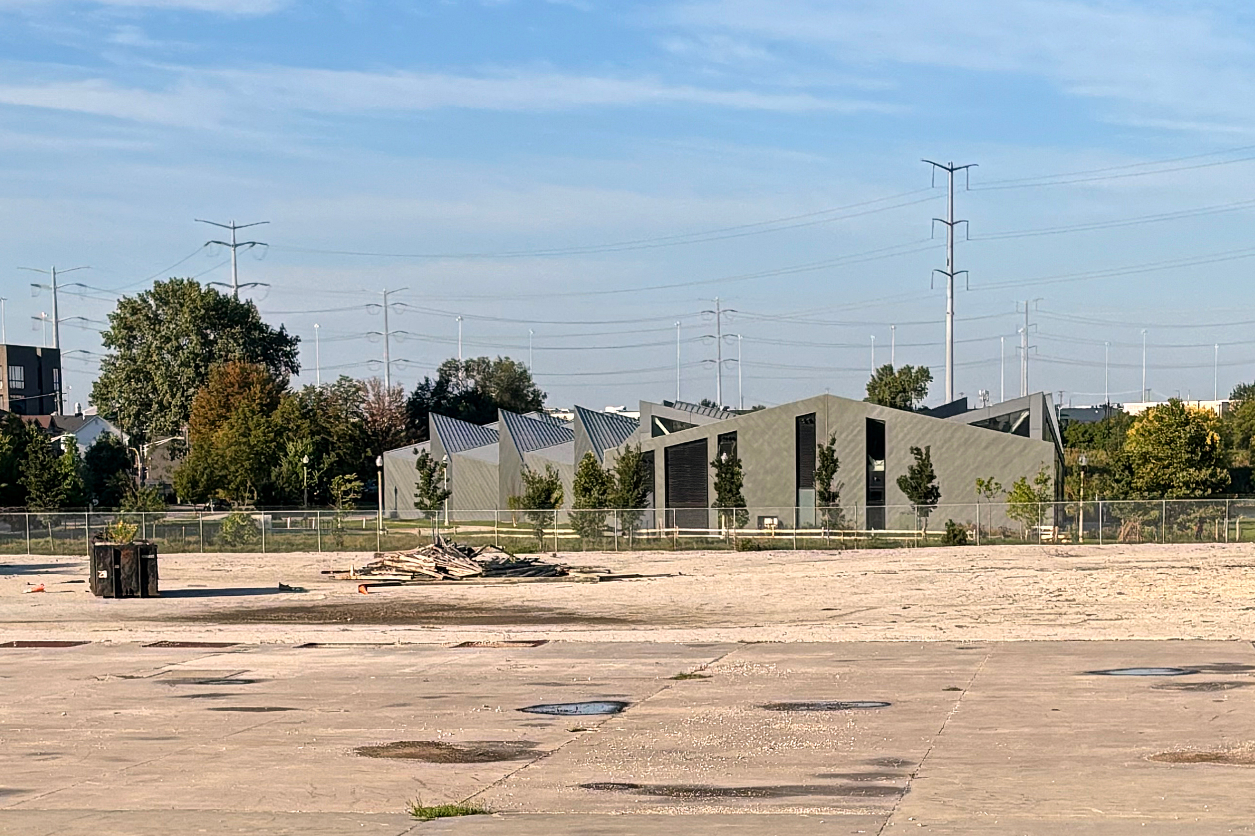 Peoples Gas plans to remediate a contaminated site on Chicago’s South Side, next to a park on what used to be the rest of the company’s property there. Credit: Charna Albert/Inside Climate News