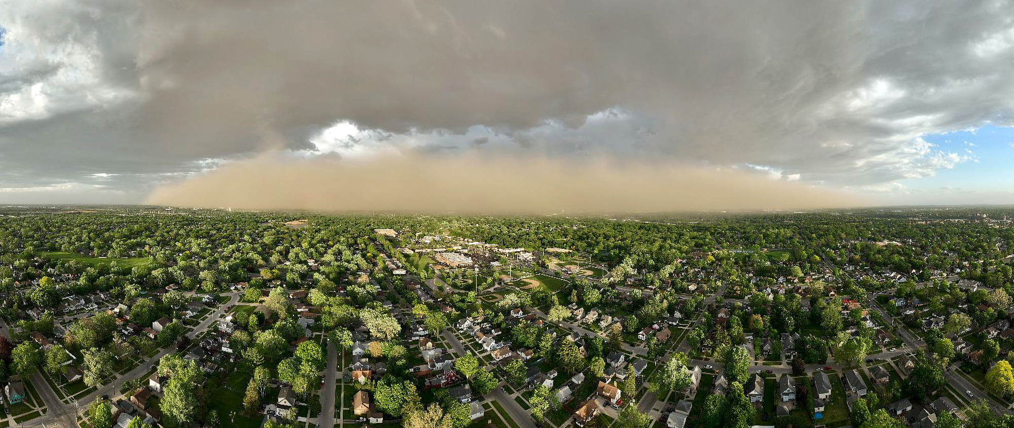 A dust storm is seen over Elgin, Ill., on May 16. Credit: Courtesy of Patrick Corcoran via NWS