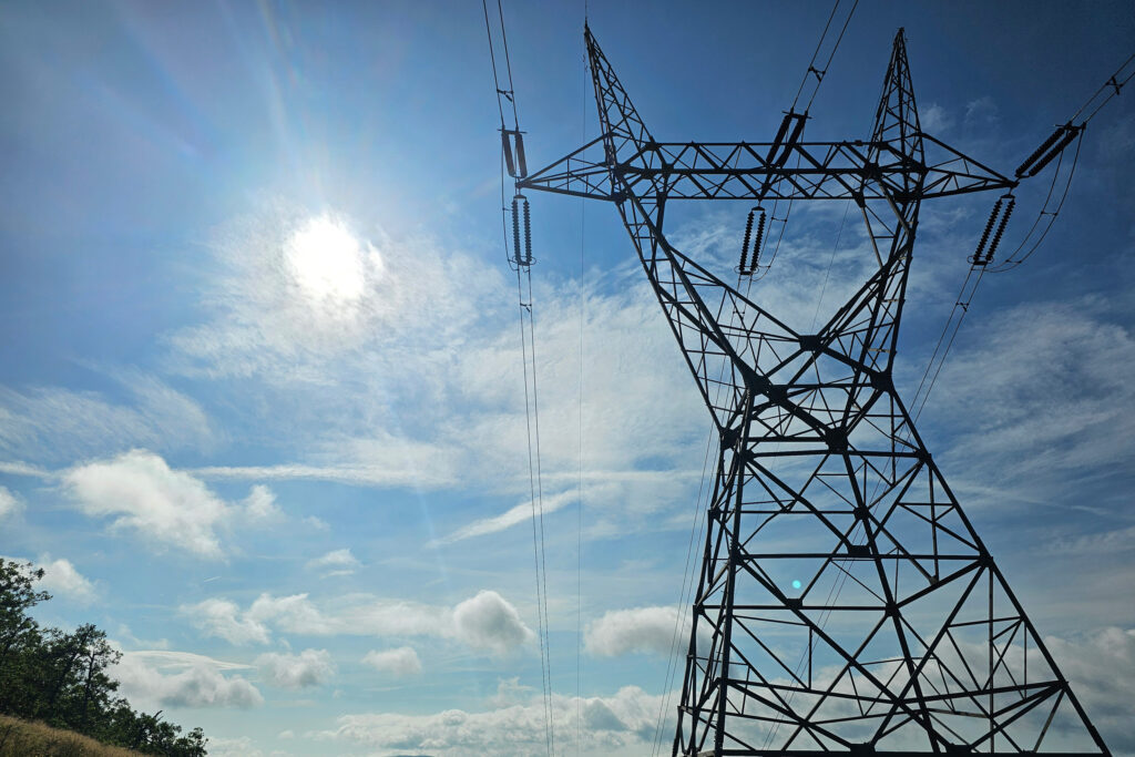 A transmission line runs along the Appalachian Trail in Southwest Virginia. Credit: Charles Paullin/Inside Climate News