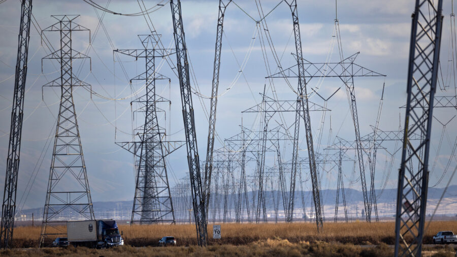 High-voltage transmission lines run along Interstate 5 in the central California community of Buttonwillow. Credit: Jay L. Clendenin/Getty Images
