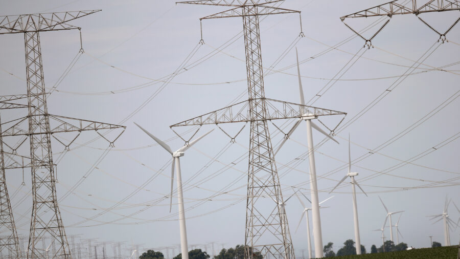 Transmission lines dot the rural landscape of Dwight, Ill. Credit: Scott Olson/Getty Images