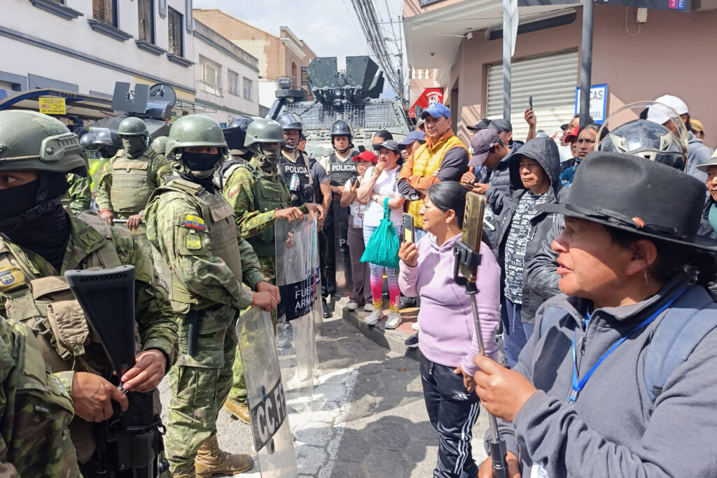 Police, military and civilians face off in Otavalo, Ecuador, amid nationwide strikes against the government of President Daniel Noboa. Credit: La Raíz