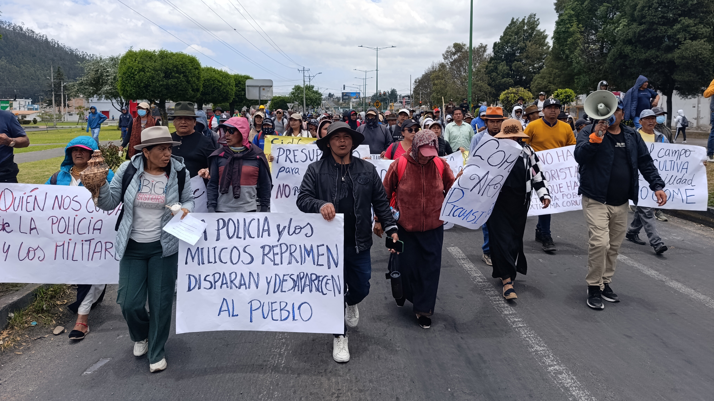Protesters march from Cotachachi to Otavalo, Ecuador, carrying a sign saying “The police and the military repress, shoot and make the people disappear.” Credit: La Raíz