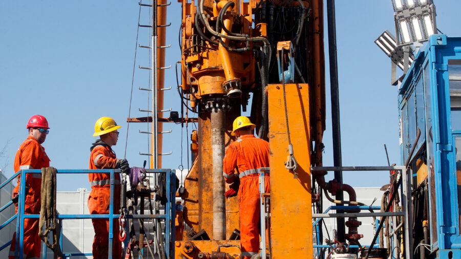 Workers assemble a drill rod on a geothermal drilling rig in Krefeld, Germany. Credit: Roland Weihrauch/picture alliance via Getty Images