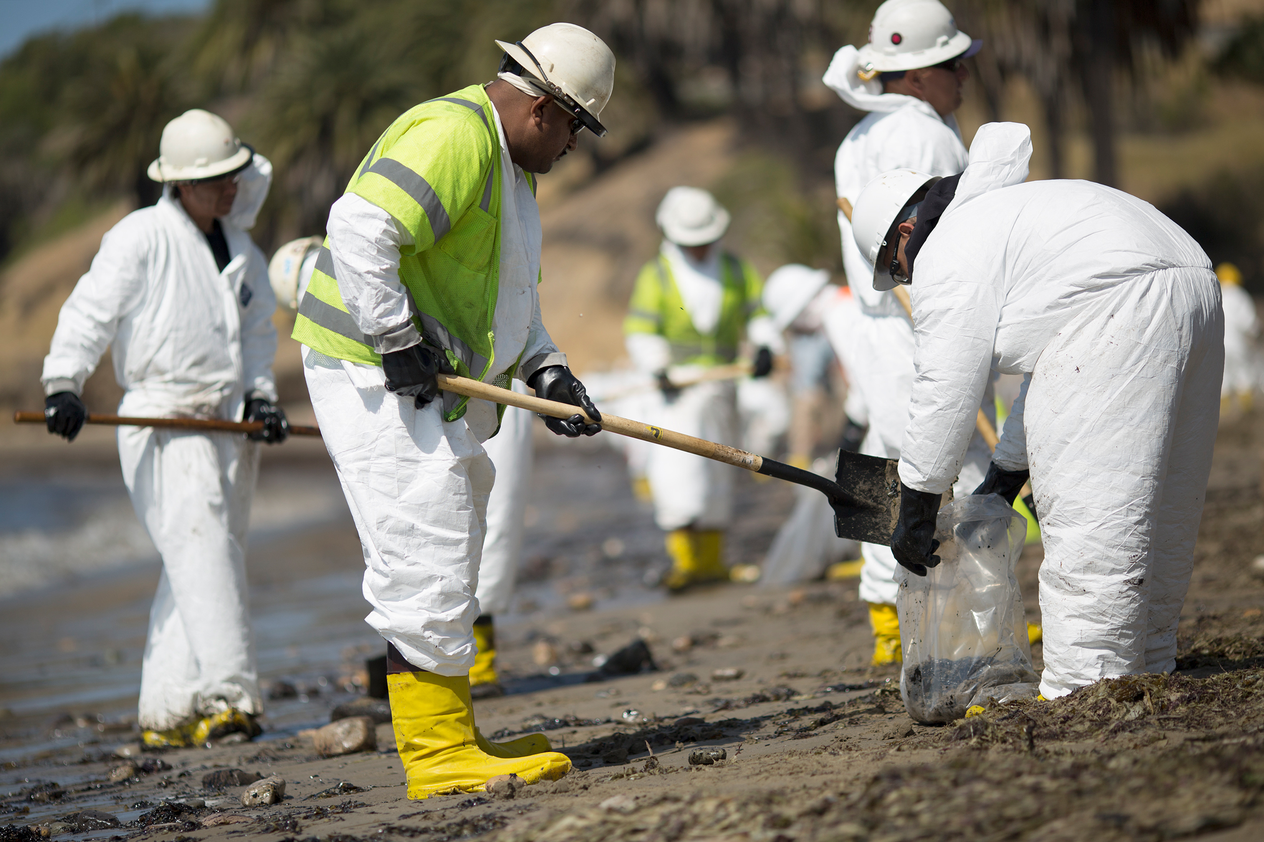 A crew works to clean Refugio State Beach after about 21,000 gallons of oil spilled from an abandoned pipeline. Credit: David McNew/Getty Images