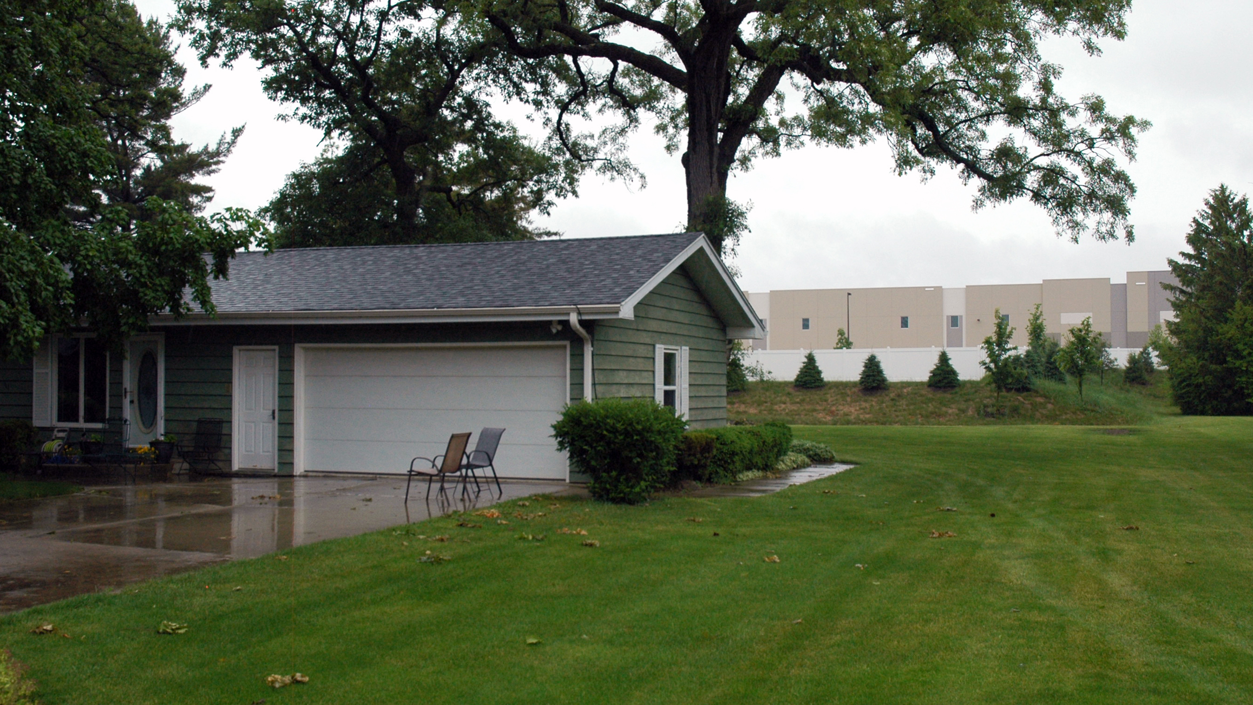 A housing development sits directly next to NorthPoint’s warehouses, in Joliet, Ill. Credit: Siri Chilukuri/Inside Climate News
