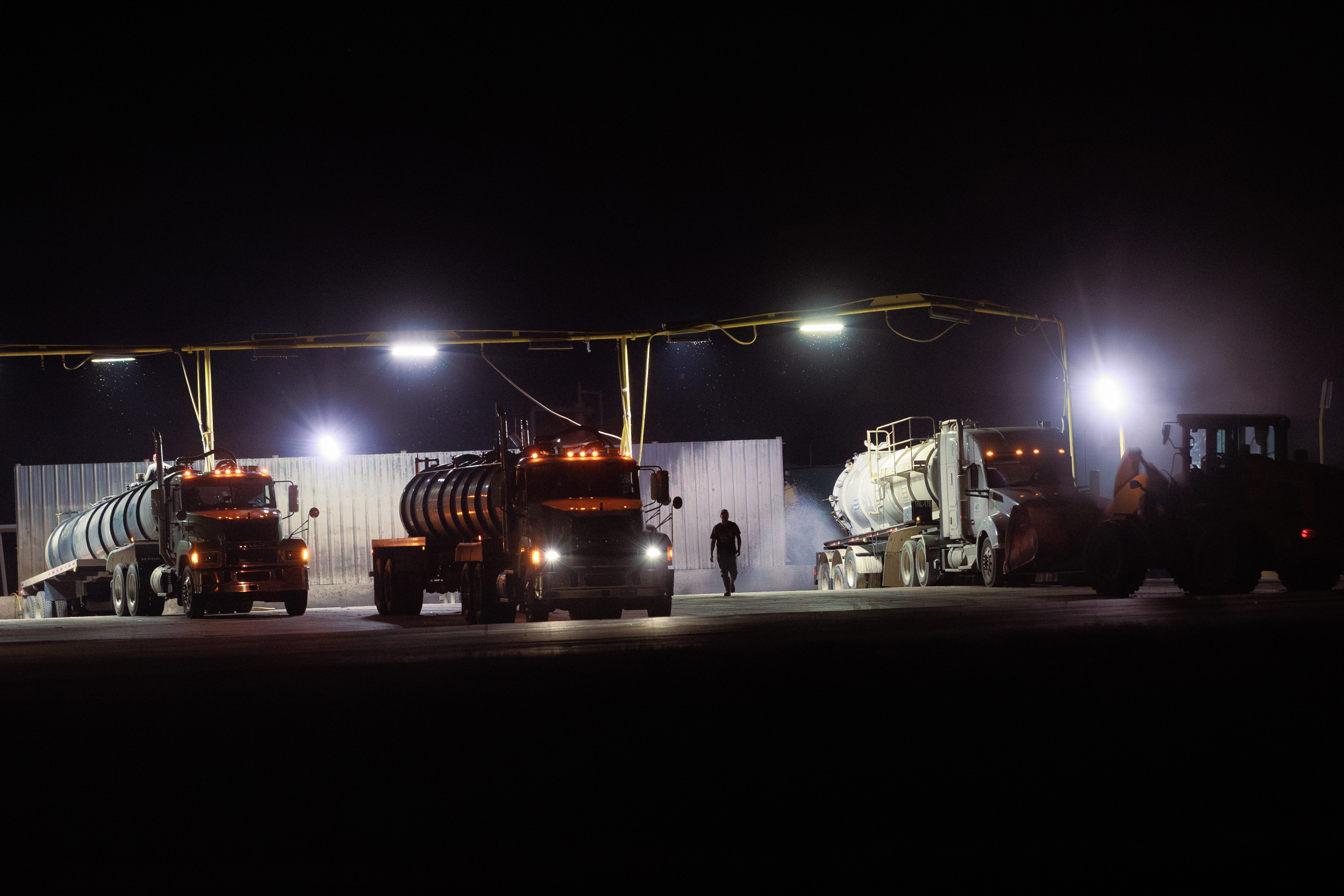 Trucks dump waste at McBride’s Waskom waste facility for oil and gas disposal on Sept. 27. Credit: Shelby Tauber