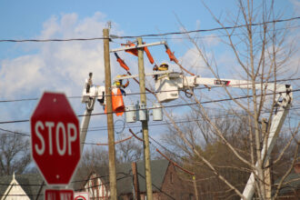 Line workers attend to distribution poles in Richmond, Va. Credit: Charles Paullin/Inside Climate News