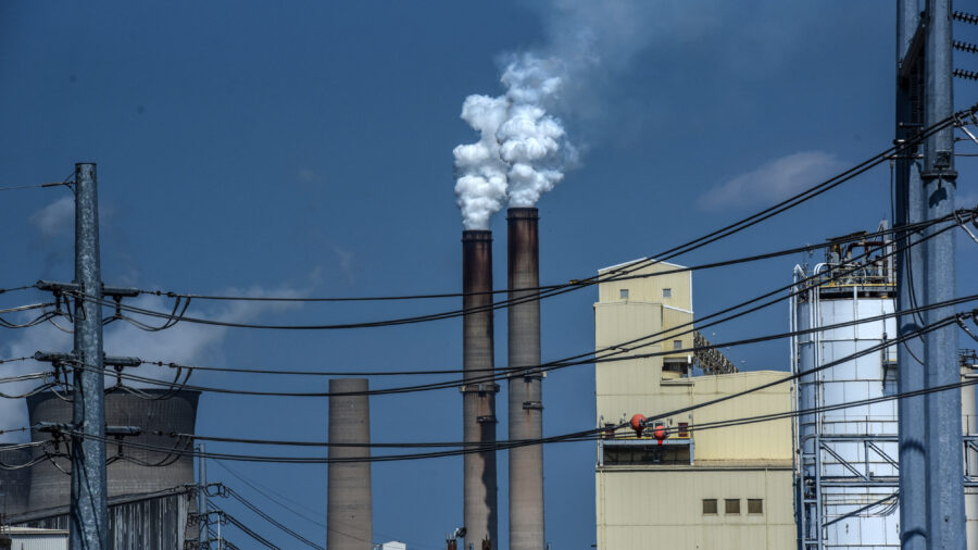 The coal-fired Gavin Power Plant in Cheshire, Ohio. Credit: Stephanie Keith/Getty Images