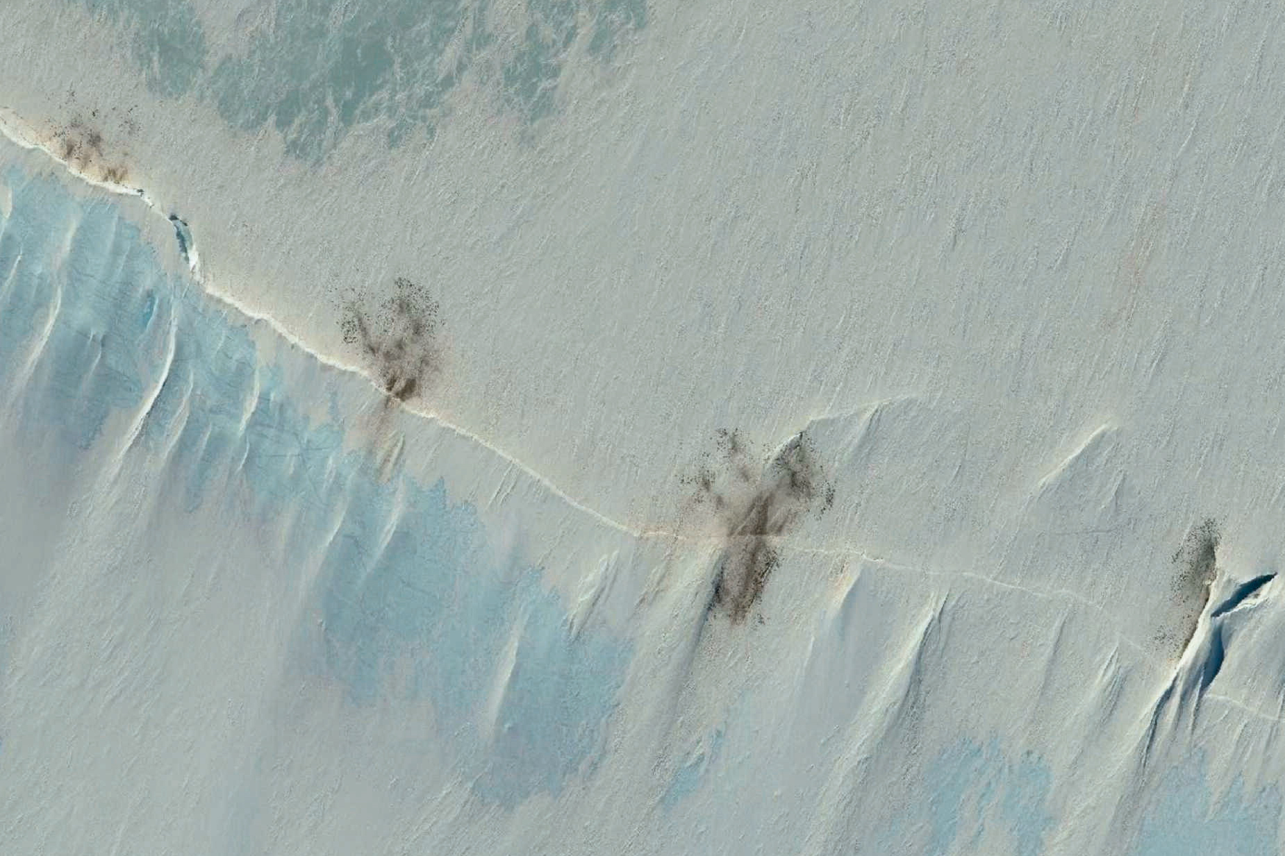 A high-resolution satellite image showing clusters of molting emperor penguins. Credit: Vantor