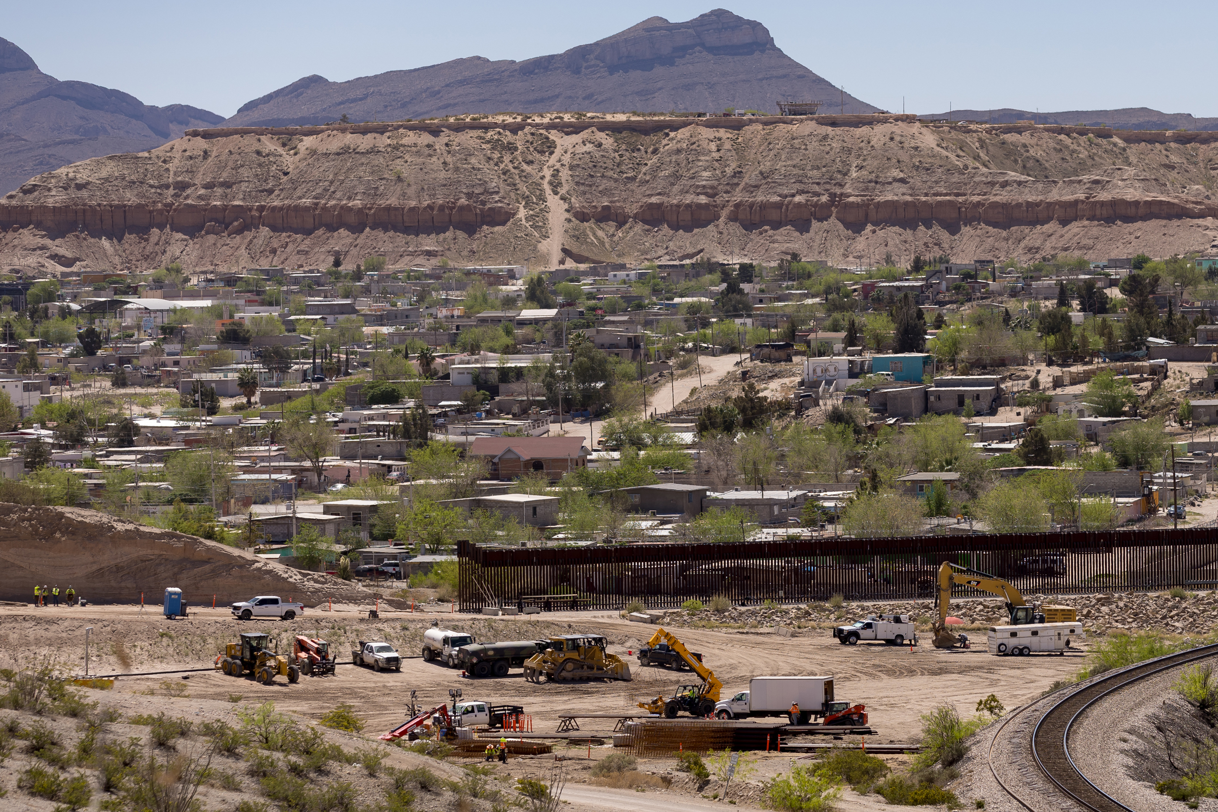 The border wall construction site is seen across from the Mexican neighborhood of Anapra. Credit: Gaby Velasquez/Puente News Collaborative