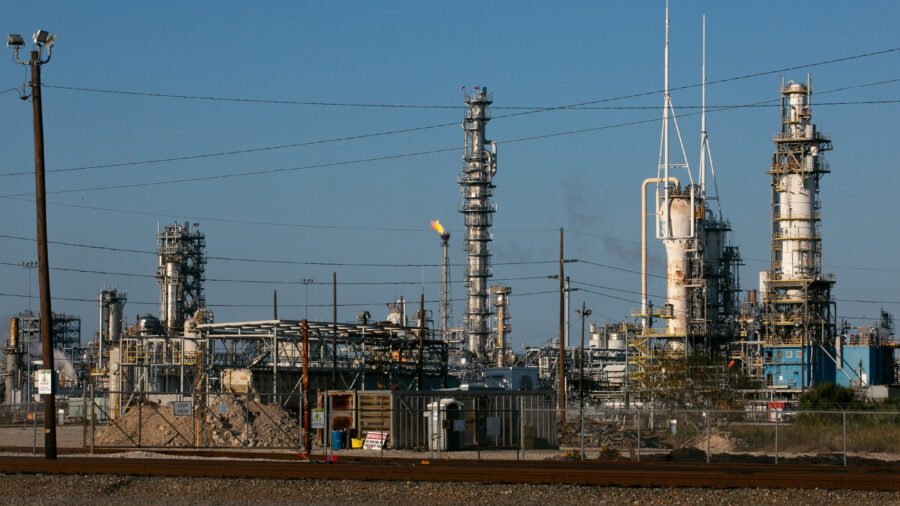 The 4,700-acre Seadrift Operations complex produces various plastics as well as chemicals for antifreeze, paints, detergents, shampoo and other beauty products on the Gulf Coast in Calhoun County, Texas. Credit: Dylan Baddour/Inside Climate News