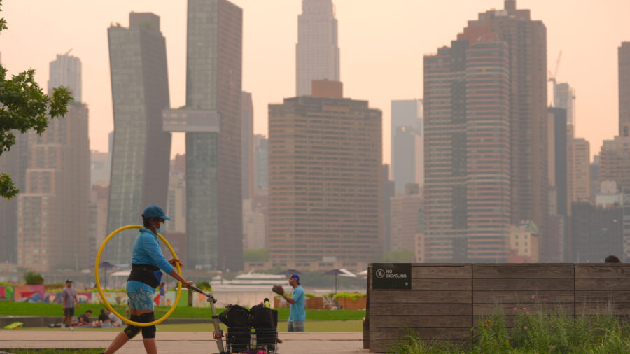 A thick haze blankets New York City as smoke from Canadian wildfires impacts air quality in the region on Aug. 5, 2025. Credit: Selcuk Acar/Anadolu via Getty Images