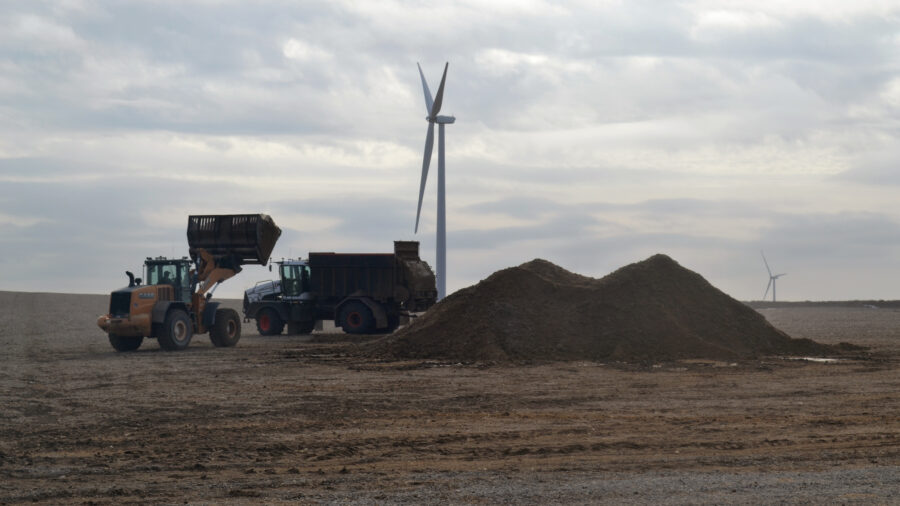 Poultry manure is spread as fertilizer on a northwest Iowa corn field. Nitrate from fertilizer that seeps into Iowa drinking water sources has been singled out as a potential  driver of the state’s rising cancer rates. Credit: Anika Jane Beamer/Inside Climate News