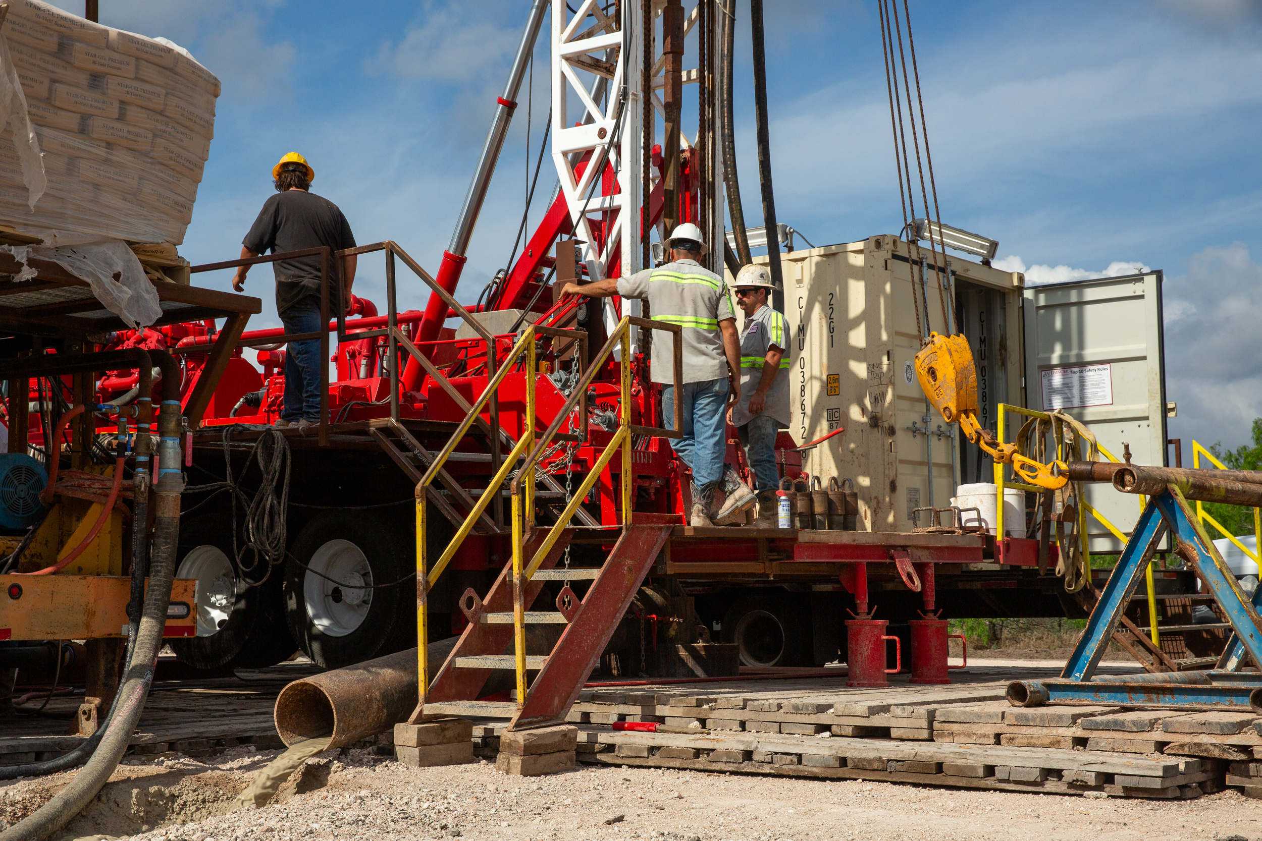 A crew with Weisinger drills an emergency water well for the city of Corpus Christi on March 31. Credit: Dylan Baddour/Inside Climate News