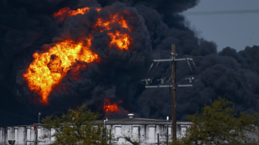 A chemical fire continues to burn at the Intercontinental Terminals Co. on March 19, 2019, in Deer Park, Texas. Credit: Godofredo A. Vásquez/Houston Chronicle via Getty Images