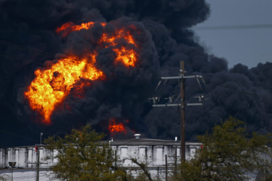 A chemical fire continues to burn at the Intercontinental Terminals Co. on March 19, 2019, in Deer Park, Texas. Credit: Godofredo A. Vásquez/Houston Chronicle via Getty Images