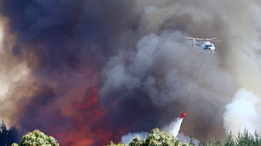 Helicopters dump water to fight a wildfire on Feb. 7, 2019, near Nelson, New Zealand. Credit: Evan Barnes/Getty Images