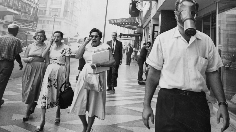 People walk around downtown Los Angeles as smog fills the sky in 1958. Credit: Herald Examiner Collection/Los Angeles Public Library