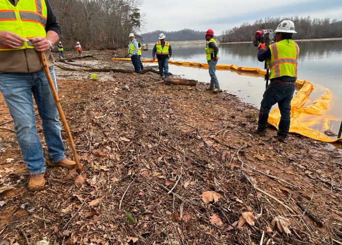 Crews install a turbidity curtain to contain any drilling fluid that could migrate into the Emory River. Credit: FERC