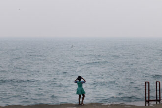 A child looks out over Lake Michigan as smoke from Canadian wildfires blankets the Chicago on July 16. Credit: Scott Olson/Getty Images